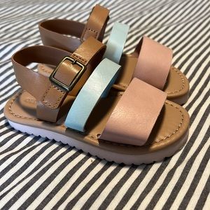 Trendy toddler sandals size 7! Velcro closure! Gently worn!